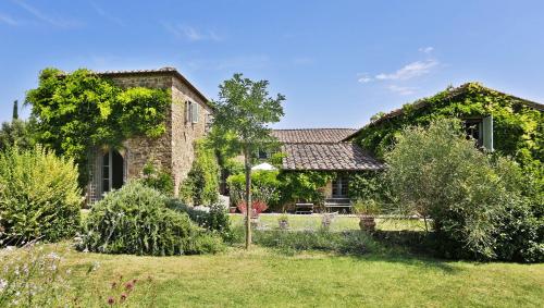 Jardín al aire libre en Villa Lorian by Salogi Villas