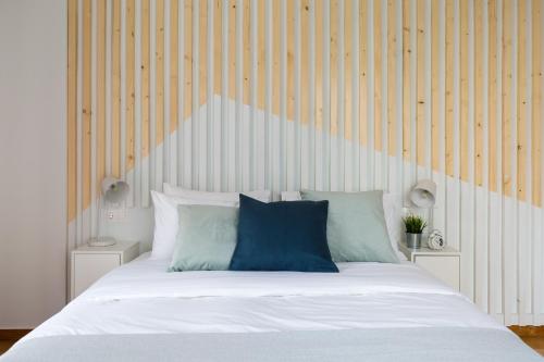 Кровать или кровати в номере Acropolis Core Bright & Modern Apartment by UPSTREET