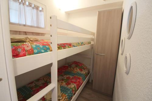 ein kleines Zimmer mit Etagenbetten in einem Zimmer in der Unterkunft Studio Olympe in Juan-les-Pins