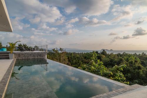 einen Infinity-Pool in einer Villa mit Meerblick in der Unterkunft Shades of Blue in Srithanu