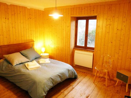 a bedroom with a bed with two towels on it at Chez Henriette in Voiteur