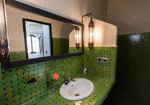 Kylpyhuone majoituspaikassa Riad Dar Awil