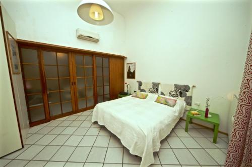 フィレンツェにあるFaenza Novellaのベッドルーム(白いベッド1台、緑のテーブル付)