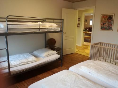 Giường trong phòng chung tại Rosengaard holiday apartment and B&B