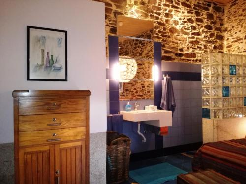 bagno con lavandino, specchio e lavandino di Mesao Provesende a Provesende