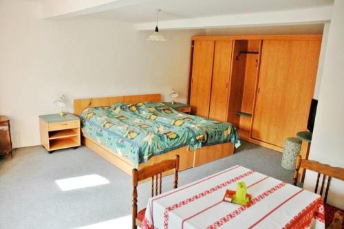 1 dormitorio con 1 cama, vestidor y 2 mesas en Bari Tanya, en Kisnána