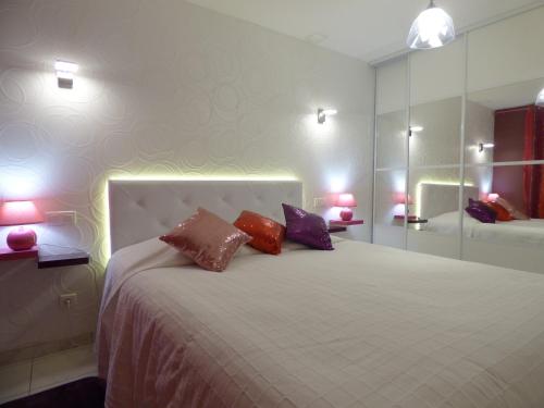 チュールにあるSuite panoramique à Tulleのベッドルーム1室(大型ベッド1台、枕付)