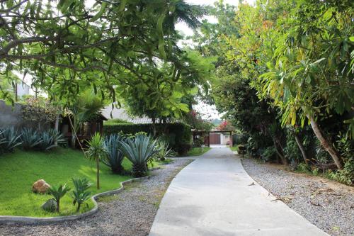 Taman di luar Pousada Recanto Das Emerências