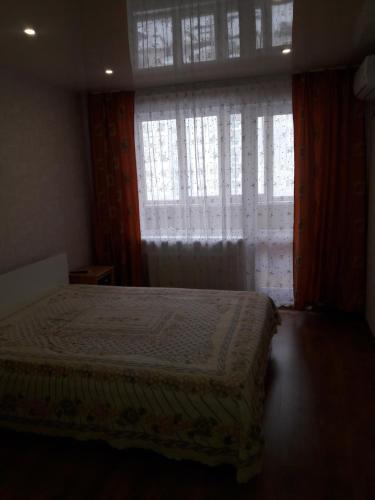 1 dormitorio con 1 cama frente a una ventana en Apartment Prem'yer, en Cherkasy