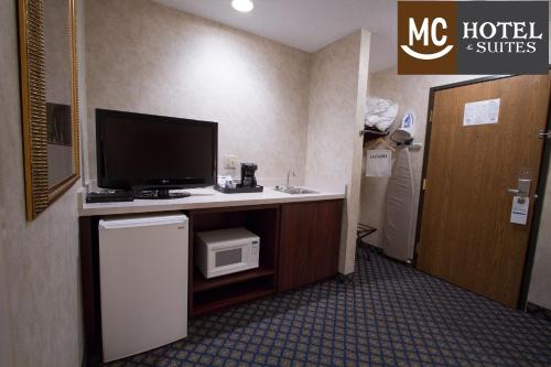 Η κουζίνα ή μικρή κουζίνα στο Miles City Hotel & Suites