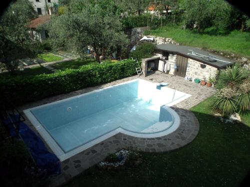 an overhead view of a swimming pool in a yard at Appartamento monteisola mara in Monte Isola