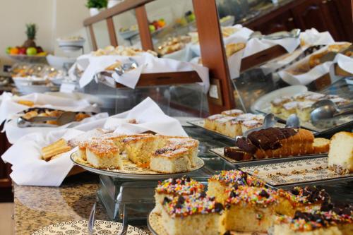 サンタフェにあるInterTower Hotelの様々な種類のケーキやペストリーを取り揃えたビュッフェ