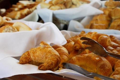 サンタフェにあるInterTower Hotelのクロワッサンなどをテーブルの上に並べて提供