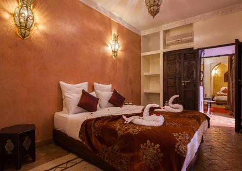Ένα ή περισσότερα κρεβάτια σε δωμάτιο στο Riad Alaka