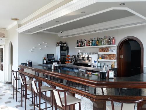 a bar with chairs and a counter in a room at Hotel Santa Fe in Santa Fe