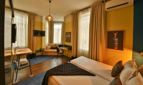 una camera con letto e scrivania di JUST rooms & wine a Varna