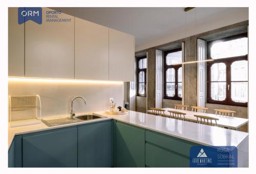 une cuisine avec des armoires vertes et des comptoirs blancs dans l'établissement ORM - Bainharia Apartment, à Porto