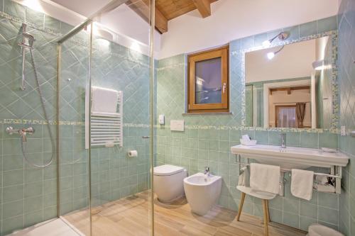 a bathroom with a shower and a toilet and a sink at Agriturismo Cjargnei in Povoletto