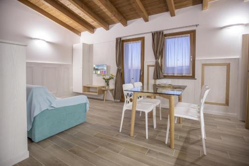 1 dormitorio con 1 cama, mesa y sillas en Agriturismo Cjargnei en Povoletto