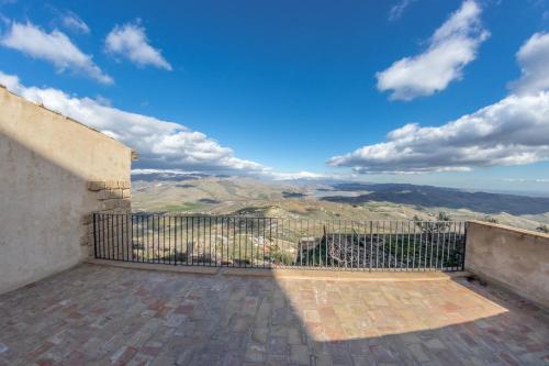 desde el balcón de una casa con vistas a las montañas en Case al Borgo-Agira Centre-Home Relais, en Agira