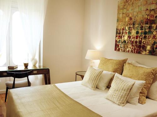 セトゥーバルにあるSado Blue - City&River Flats by be@homeのベッドルーム1室(白いシーツと枕のベッド1台付)