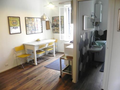 bagno con lavandino e scrivania di LINE-UP Apartment a Roma
