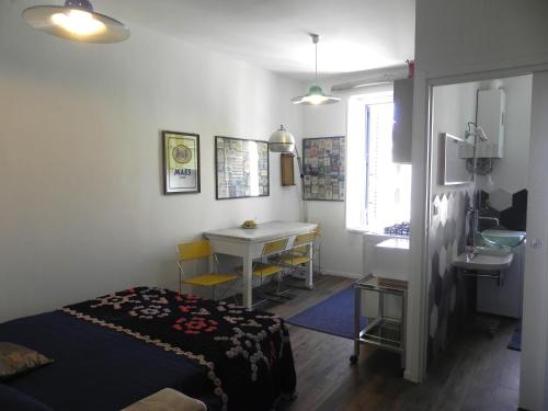una camera con letto, lavandino e tavolo di LINE-UP Apartment a Roma