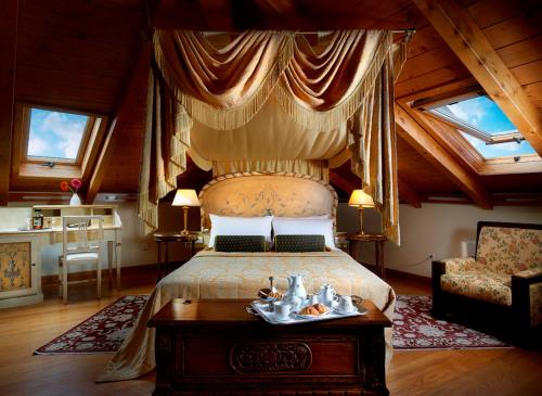 ナフプリオにあるGrande Bretagne - Nafplioのベッドルーム(天蓋付きベッド、テーブル付)