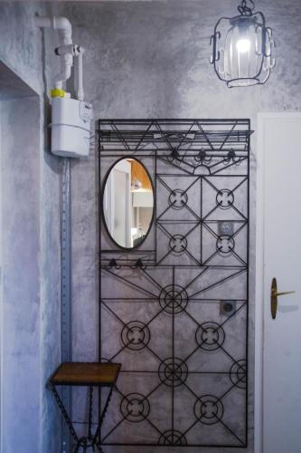 a mirror on a wall in a room at Apartament w centrum Gdyni in Gdynia