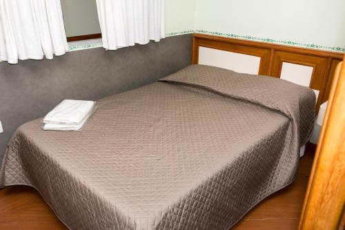 a small bed in a small room with aermottermott at Hotel Residenza - 400m do inicio da Av Paulista e Metrô Paraiso in Sao Paulo