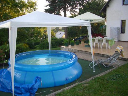 Tienda blanca y piscina en un patio en Chata Pavla, en Jablonec nad Nisou