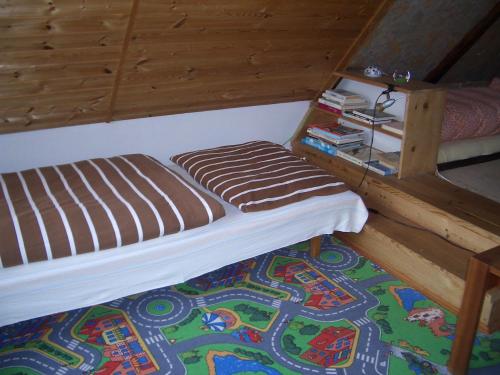 ヤブロネツ・ナド・ニソウにあるChata Pavlaのラグ付きのドミトリールームの二段ベッド1台分です。