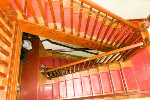 a wooden staircase in a house with a wooden railing at Hotel Residenza - 400m do inicio da Av Paulista e Metrô Paraiso in Sao Paulo