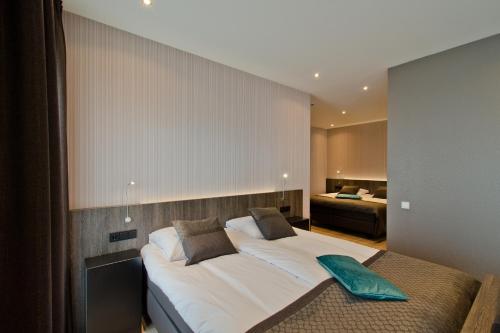 เตียงในห้องที่ Hotel Roermond