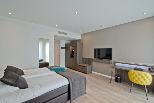 Televisyen dan/atau pusat hiburan di Hotel Roermond