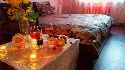 SalavatにあるАтмосфера Уютのワイン2杯付きテーブル、ベッド1台