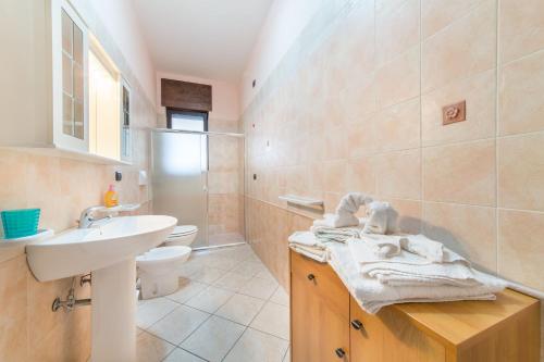 bagno con lavandino e servizi igienici di Salento Sweet Home a Melissano