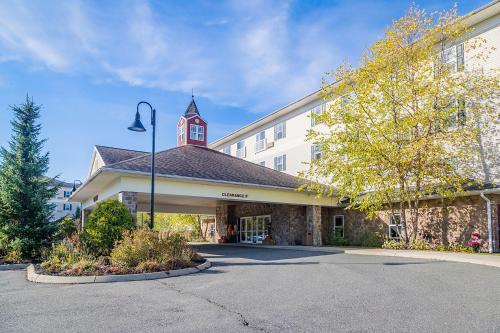 a building with a street light in front of it at Berkshire Mountain Lodge in Pittsfield