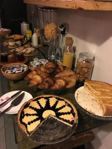 スコペッロにあるAlbergo Passepartoutのパンとパイを載せたテーブル