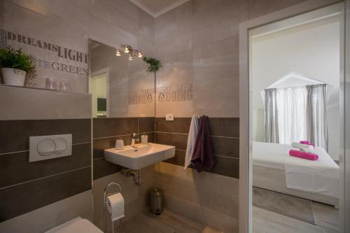 a bathroom with a sink and a mirror at Villa Giove in Grohote