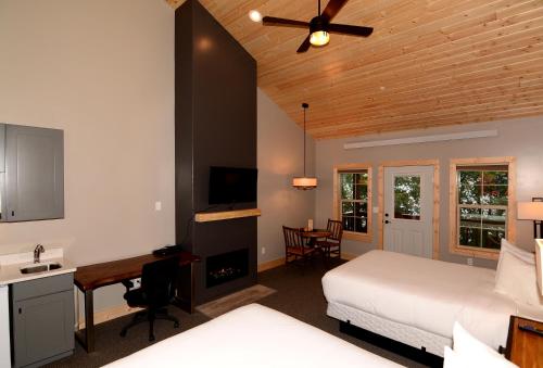 TV a/nebo společenská místnost v ubytování Lakeside Lodge Resort and Marina