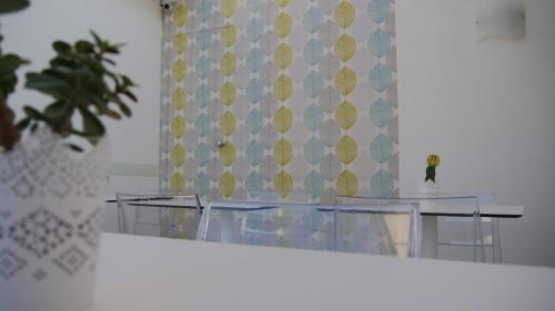 a table and a mirror in a room at Domus Nova in Reggio Calabria