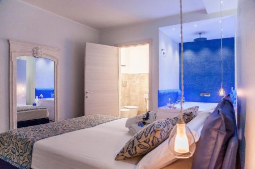 Ένα ή περισσότερα κρεβάτια σε δωμάτιο στο Le Sinfonie Rooms
