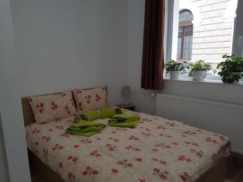 a bed with green towels on it in a bedroom at Casa Rezidentiala Aria in Cluj-Napoca