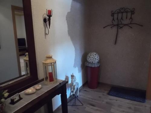 a corner of a room with a mirror and a trash can at Zimmer Schmitz in Anschau