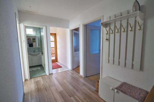 Habitación con pasillo con puerta y suelo de madera. en Fecske Vendégház, en Hévíz