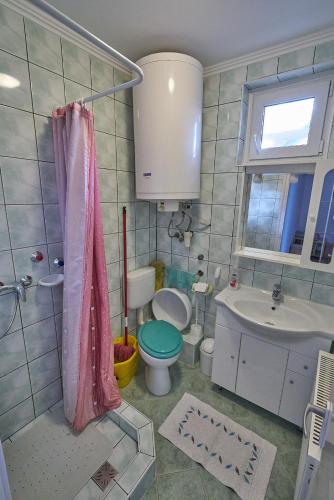 a bathroom with a toilet and a sink at Fecske Vendégház in Hévíz