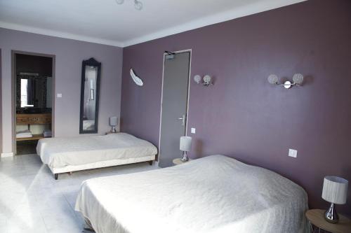 Una cama o camas en una habitación de Le Bernon