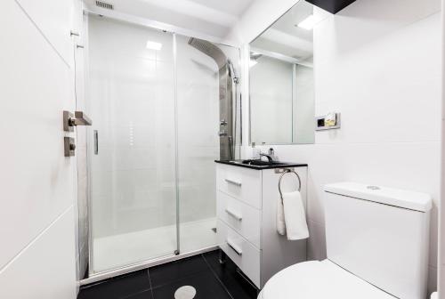 a white bathroom with a shower and a toilet at Rent Apartment-Flat Salamanca in Salamanca