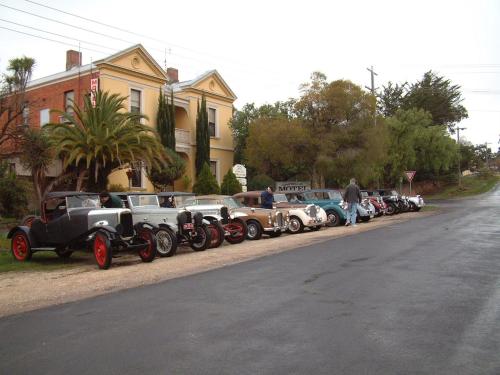 una fila di auto parcheggiate sul ciglio di una strada di Campbell st Lodge a Castlemaine